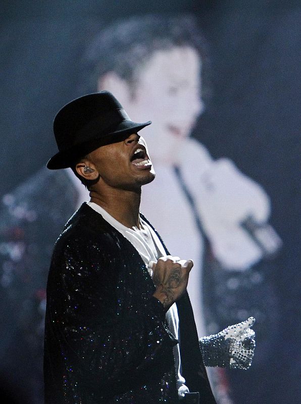 El cantante Chris Brown homenajeó al fallecido Rey del Pop, Michael Jackson en los BET Awards de Los Angeles.