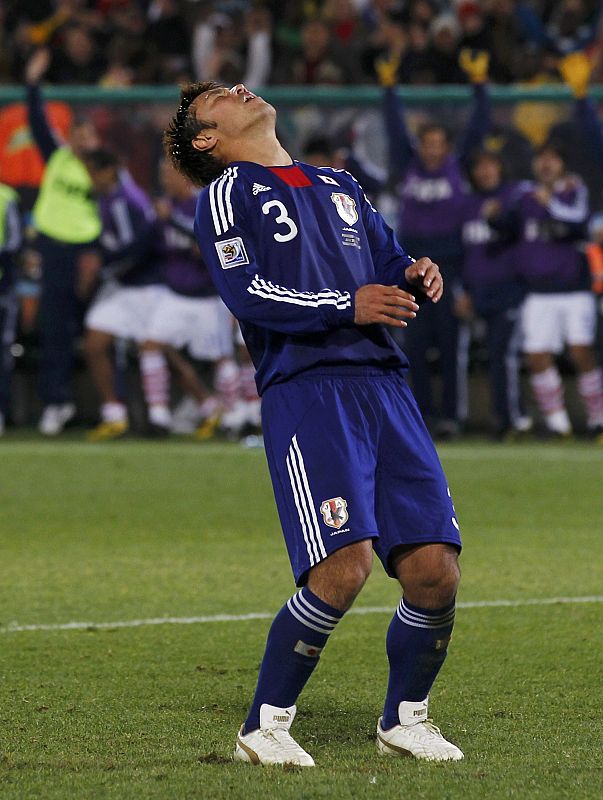 El futbolista japonés, Yuichi Komano, se lamenta tras lanzar un penalti al larguero, que ha supuesto el pase de Paraguay a cuuartos de final.