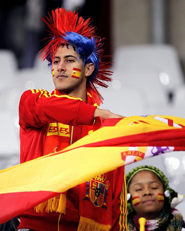 Un aficionado español apoya a los nuestros con una bandera de España, antes del inicio del partido.