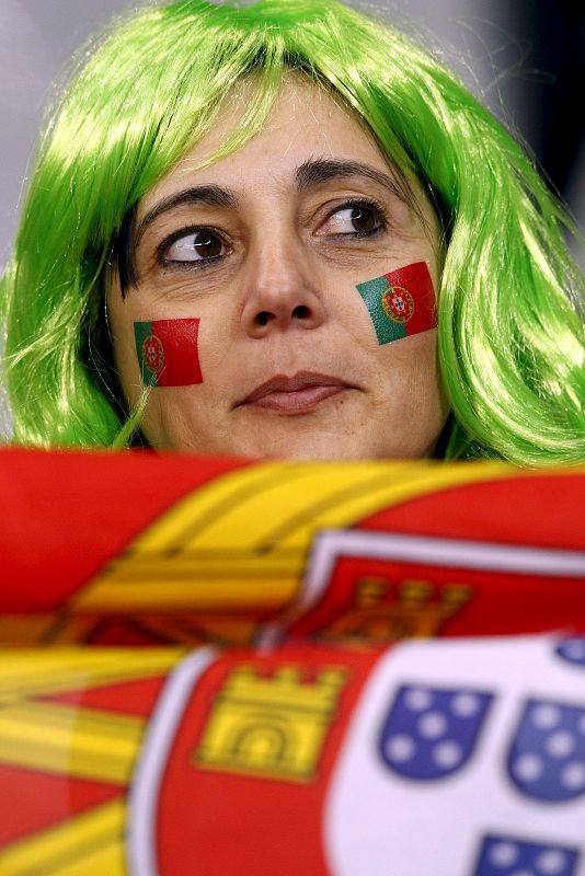 Una aficionada portuguesa espera el inicio del partido España-Portugal.