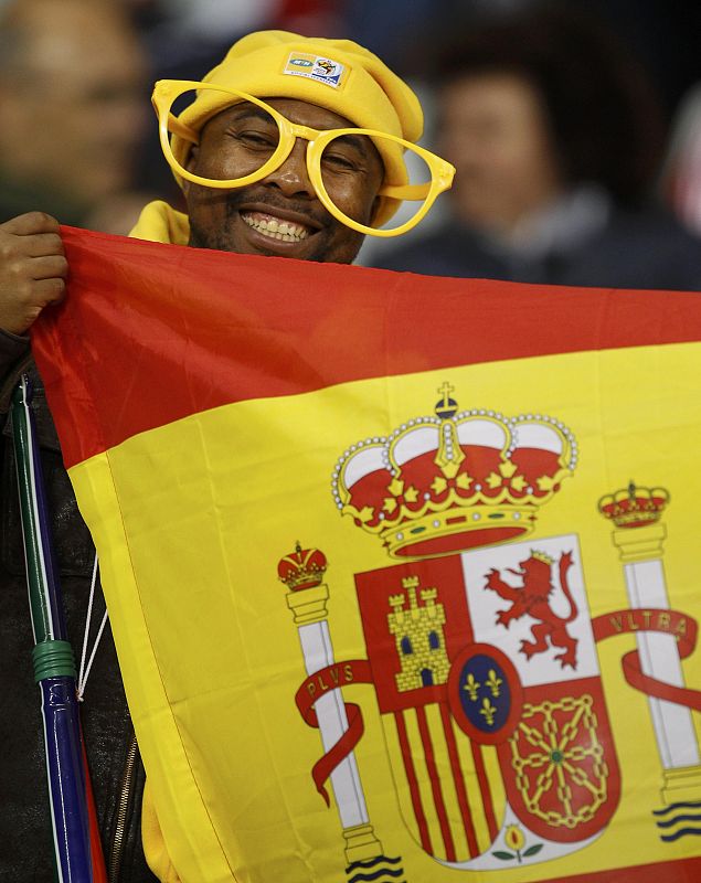 La alegría de ver un partido como el España-Portugal se ve en las caras de los aficionados del Green Point Stadium