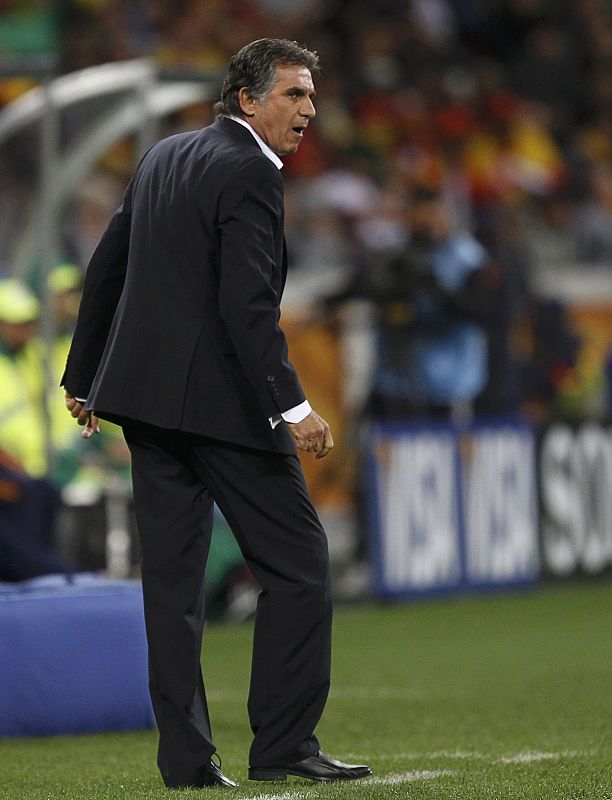 El entrenador portugués, Carlos Queiroz, da indicaciones a los suyos desde la banda, en el estadio Green Point.