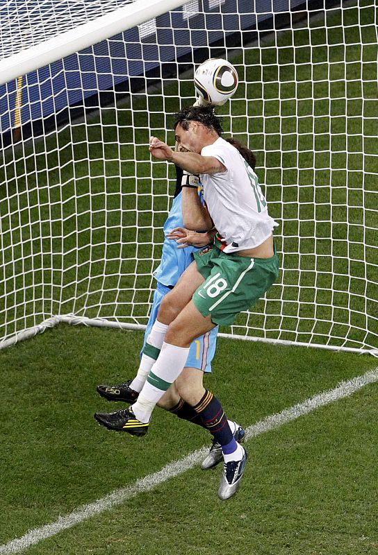 Iker Casillas ha evitado que Portugal se adelantara gracias a este cabezazo de Hugo Almeida.