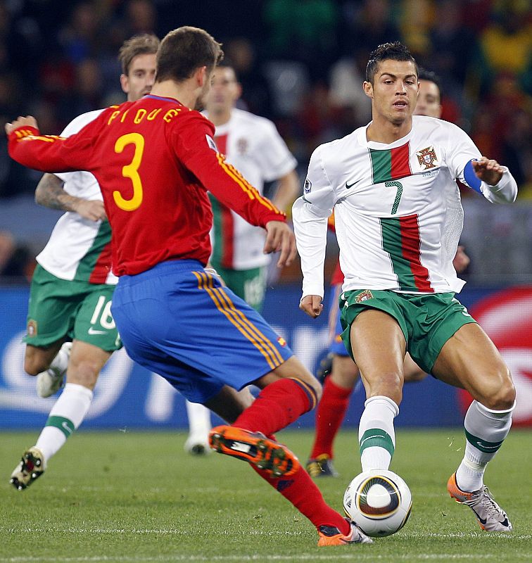 Gerard Piqué disputa el esférico al capitán de Portugal, Cristiano Ronaldo.