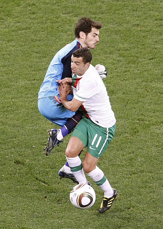 Casillas y Simao chocan cuando el portero de Móstoles ha salido a despejar un balón peligroso.