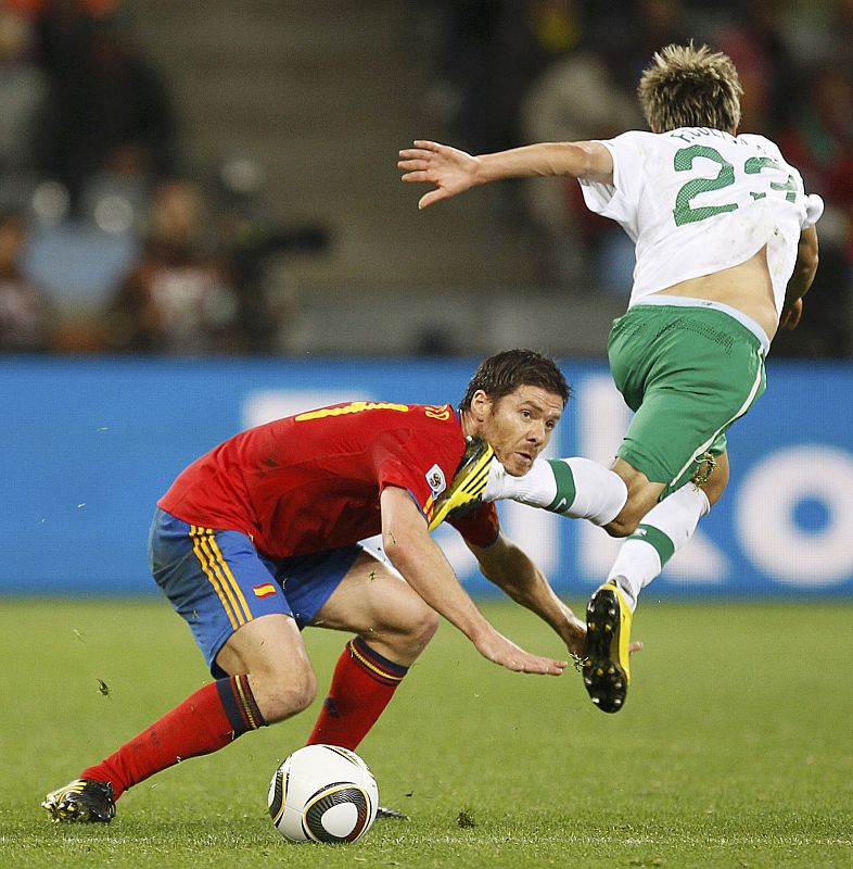 El portugués Fabio Coentrao golpea en la cara al centrocampista española Xabi Alonso.