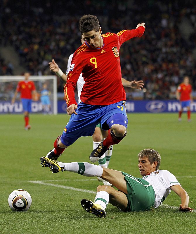 Fernando Torres y Fabio Coentrao en uno de los lances del encuentro.