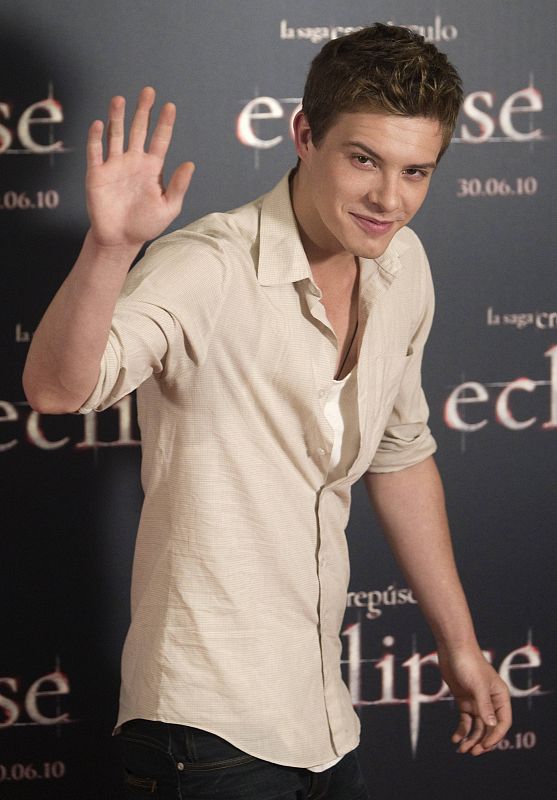 Eclipse - Xavier Samuel saludando