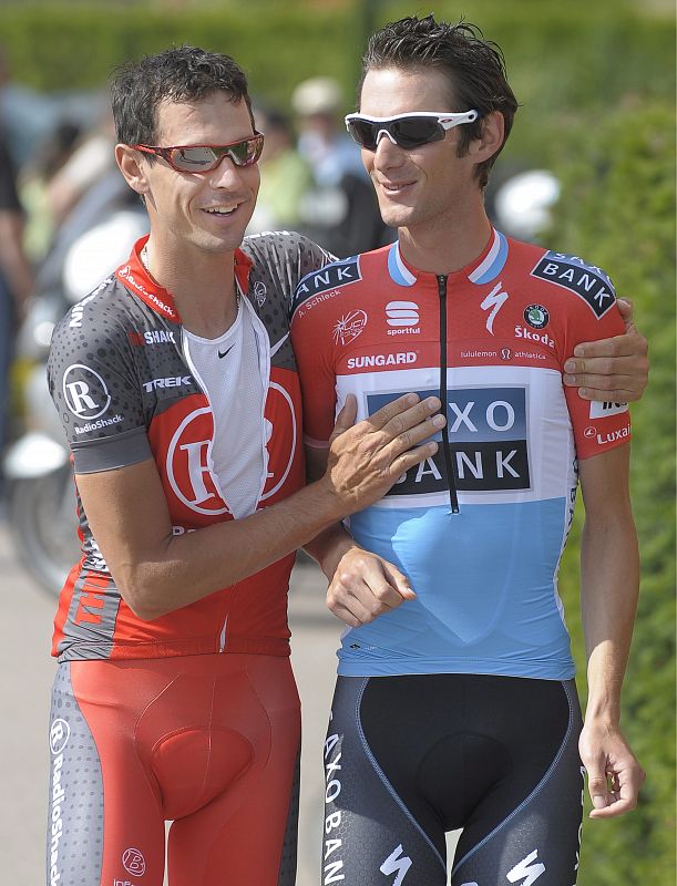 Andreas Kloden (izda), del Radioshak, conversa con Frank Schleck (dcha), del Saxo Bank, antes de los entrenamientos