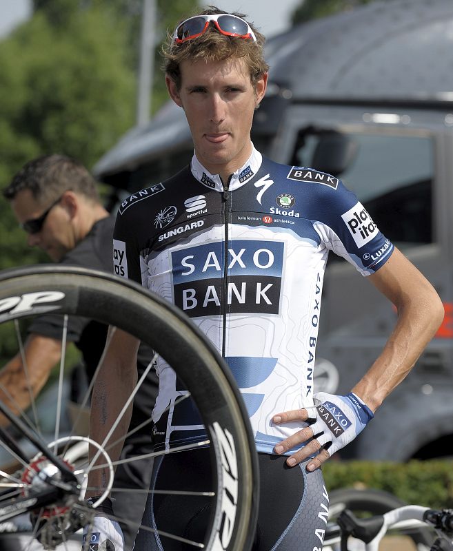 Andy Schleck, del Saxo Bank, se prepara para su sesión de entrenamientos en Rotterdam