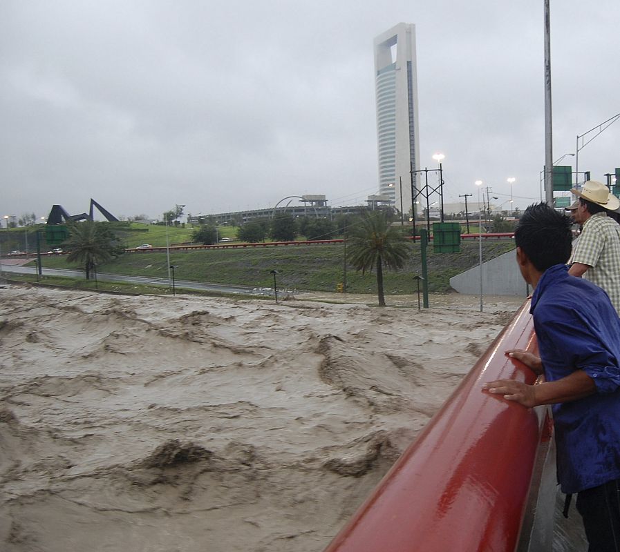 Unos hombres observan el Río Santa Catarina, en la ciudad mexicana de Monterrey