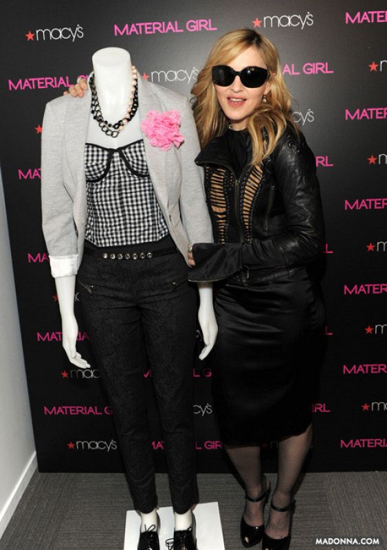Corazón - Madonna junto a un maniquí de su colección