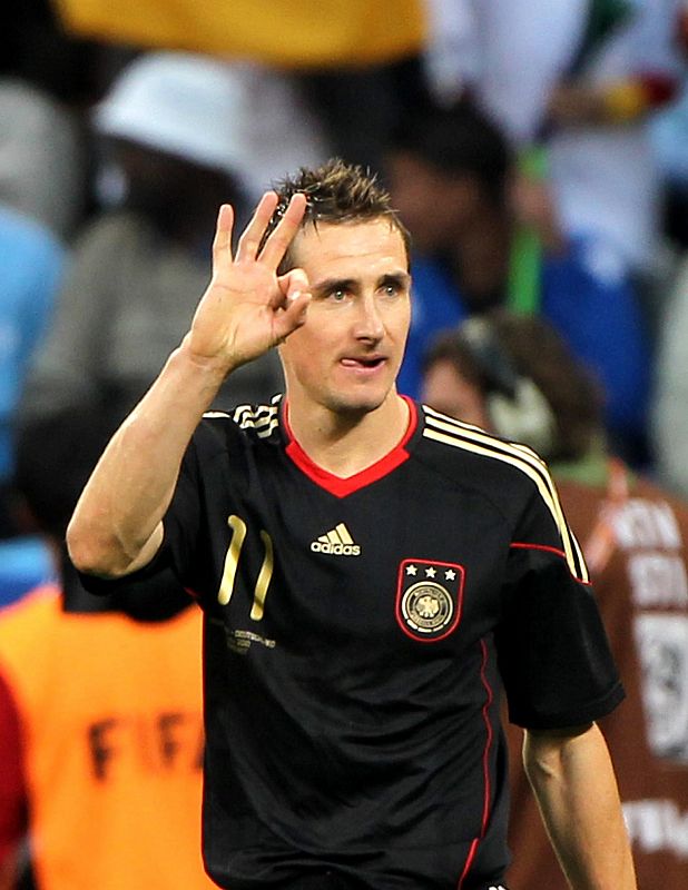 Klose celebra su primer tanto en el choque