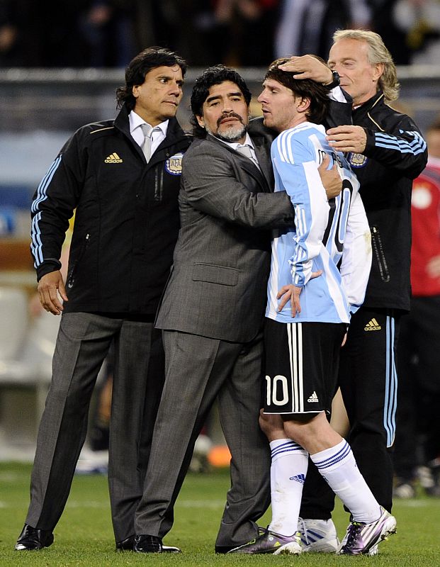 Maradona consuela a Leo Messi al acabar el partido