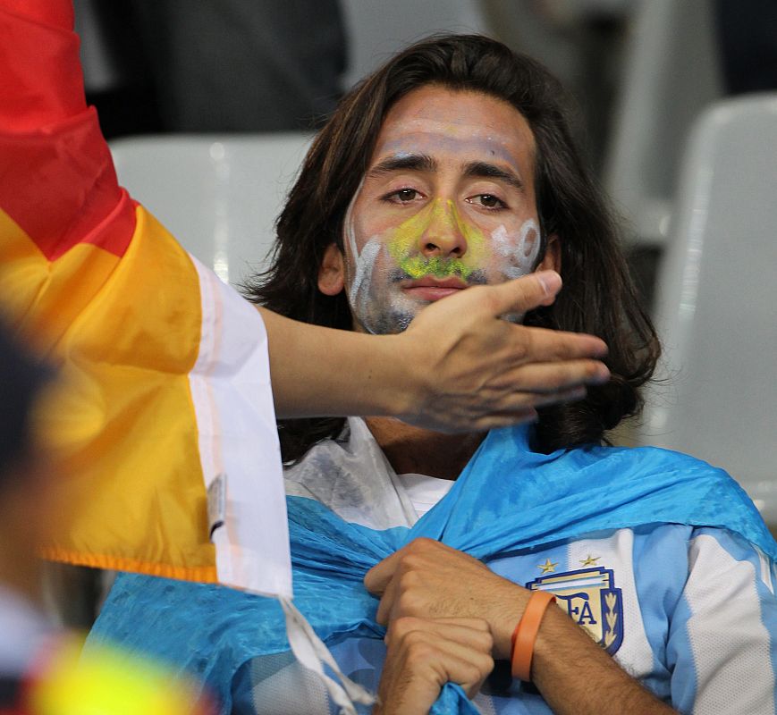 Un aficionado argentino, desconsolado tras el final del choque