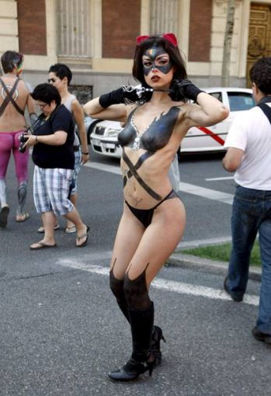 Una joven en la marcha del Orgullo Gay