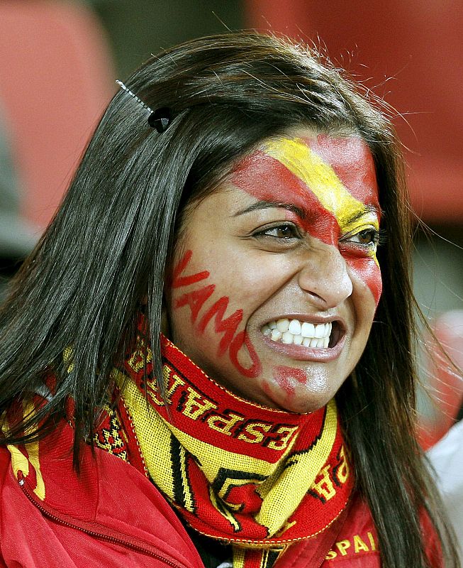 Una aficionada española muestra la furia de La Roja