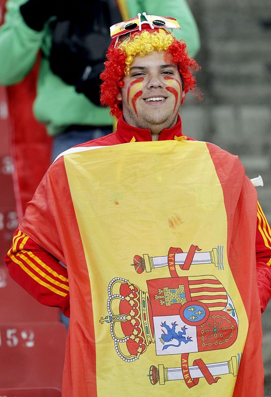 Un seguidor español muestra orgulloso la bandera nacional antes del choque de cuartos