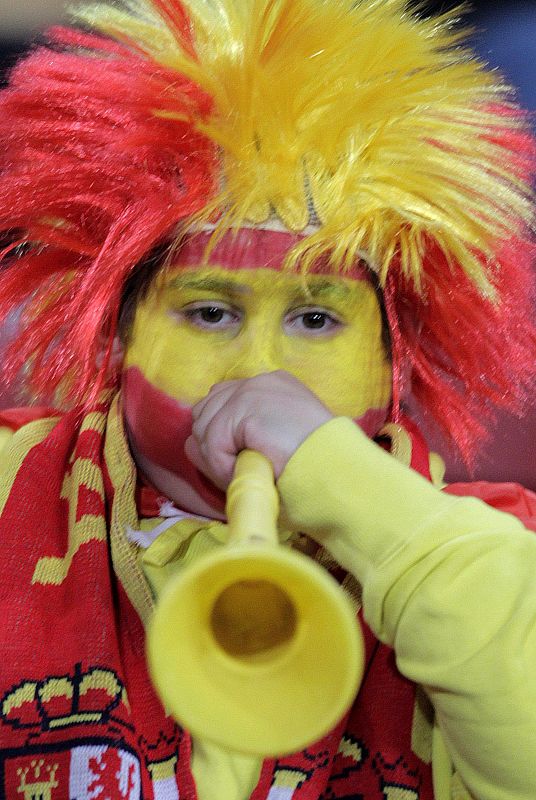 Un seguidor de España toca la vuvuzela antes del partido