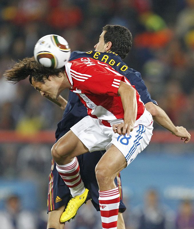 Sergio Busquets lucha por un balón con Nelson Haedo Valdez