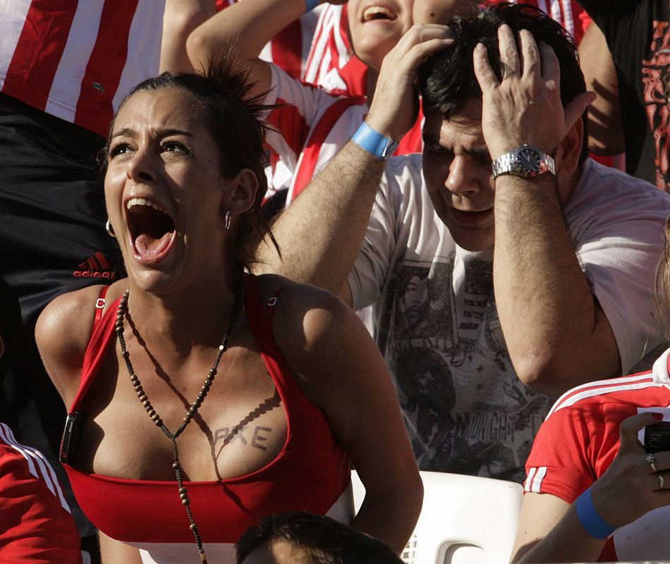 Larissa Riquelme viendo el partido en Asunción, Paraguay