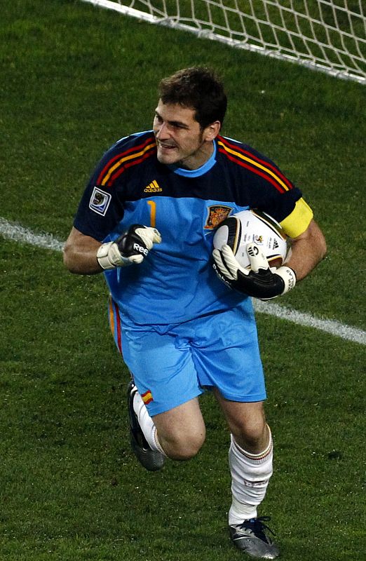 Casillas celebra su parada