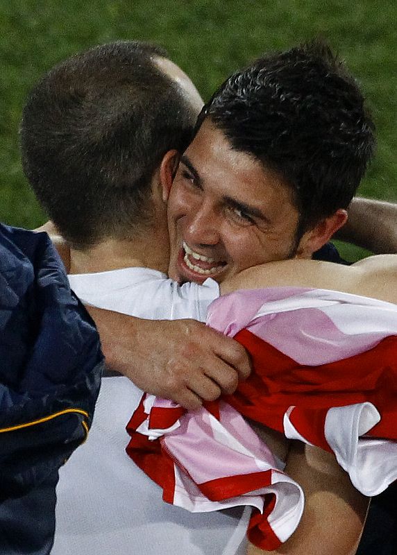 Andrés Iniesta y David Villa se abrazan: objetivo cumplido