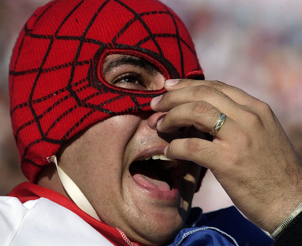 Un aficionado paraguayo se lamenta tras la eliminación de su combinado nacional