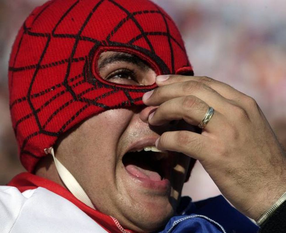 Un aficionado paraguayo se lamenta tras la eliminación de su combinado nacional