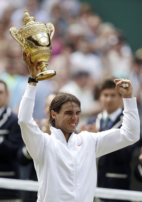 El momento más deseado por cualquier tenista en Londres, posar con el trofeo de campeón, lo logra Nadal por segundo año