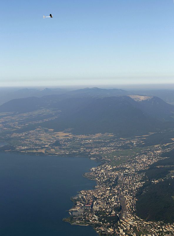 El "Solar Impulse" sobrevuela la ciudad de Neuchatel.