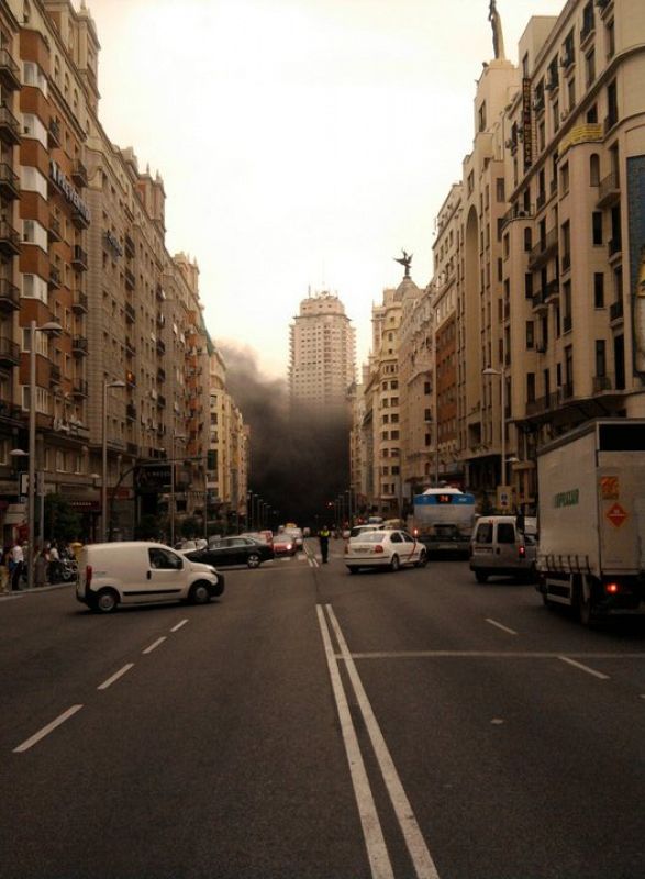 El tráfico se ha visto afectado también por el denso humo.