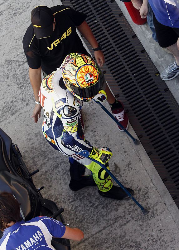 Valentino Rossi se dispone a entrar en su box después del entrenamiento.