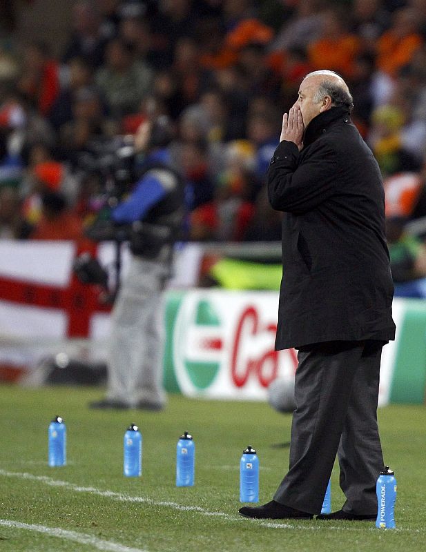 Vicente del Bosque da órdenes
