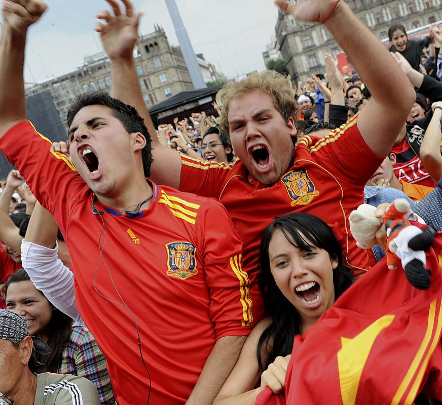 AFICIONADOS ESPAÑOLES CELEBRAN EL TRIUNFO DE SU SELECCIÓN EN CIUDAD DE MÉXICO