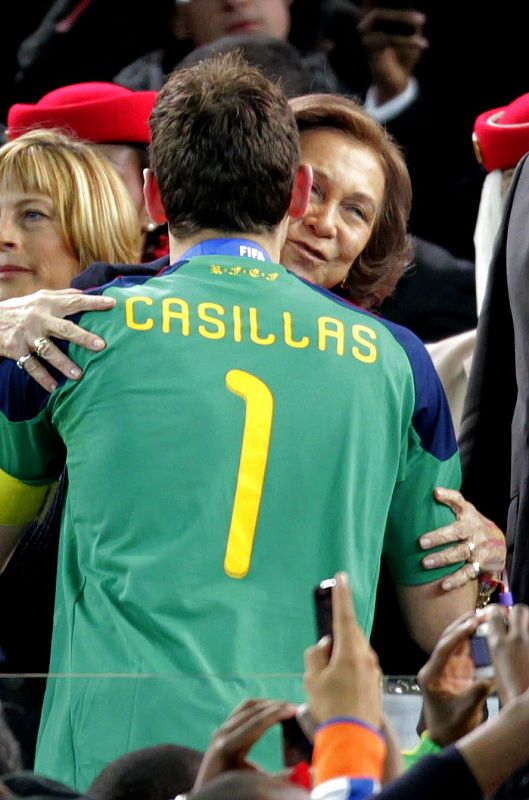 La reina doña Sofia felicita al guardameta de la selección,Iker Casillas, tras vencer en la final.