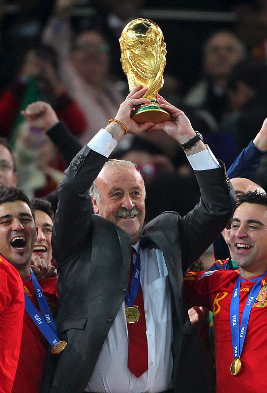 El entrenador español, Vicente del Bosque, levanta el trofeo de campeones.