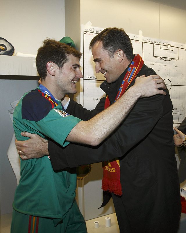 El príncipe don Felipe abraza al guardameta Iker Casillas.