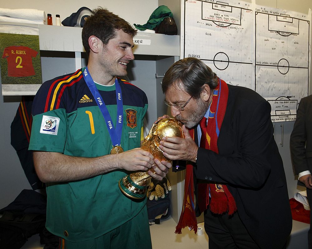 El Secretario de Estado para el Deporte, Jaime Lissavetzky, besa el trofeo de la Copa del Mundo de Fútbol.