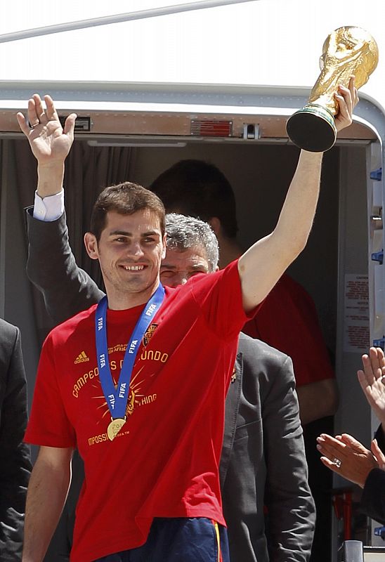 El capitán de la selección española ha sido el primero en salir del avión