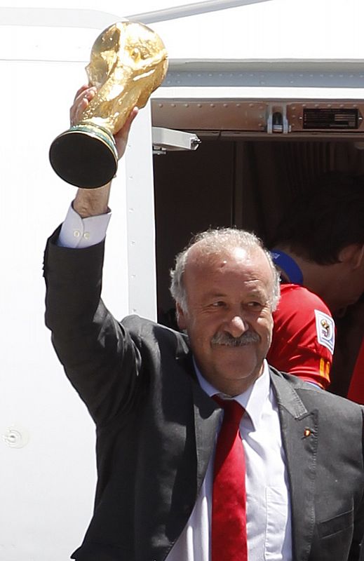 Vicente del Bosque, seleccionador nacional, levanta satisfecho el trofeo