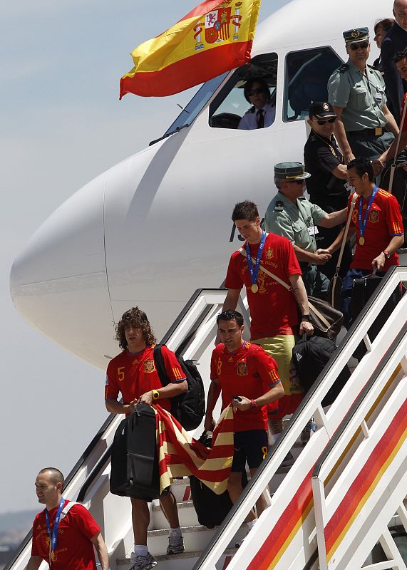 Iniesta, Xavi, Puyol, Torres... todos con la camiseta de La Roja bajando del avión