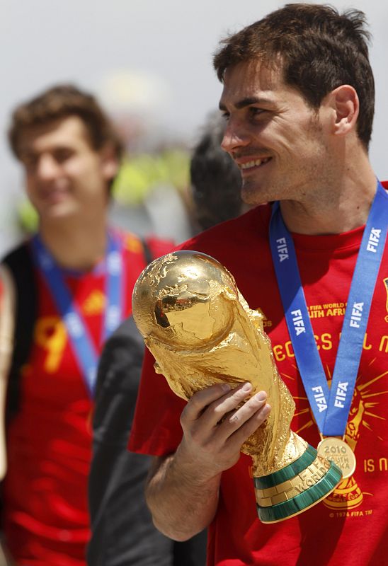 Casillas, sonriente, no se ha separado de la Copa del Mundo