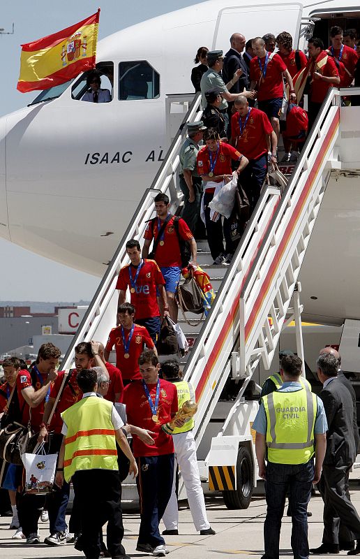 Los jugadores de la selección española bajan las escalerillas del avión