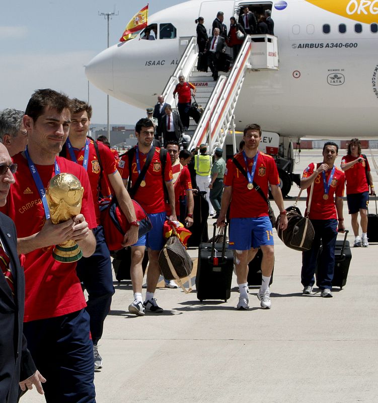 Los jugadores de la selección española, encabezados por su capitán, Iker Casillas, tras aterrizar el avión