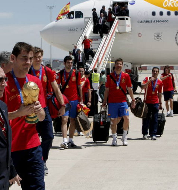 Los jugadores de la selección española, encabezados por su capitán, Iker Casillas, tras aterrizar el avión
