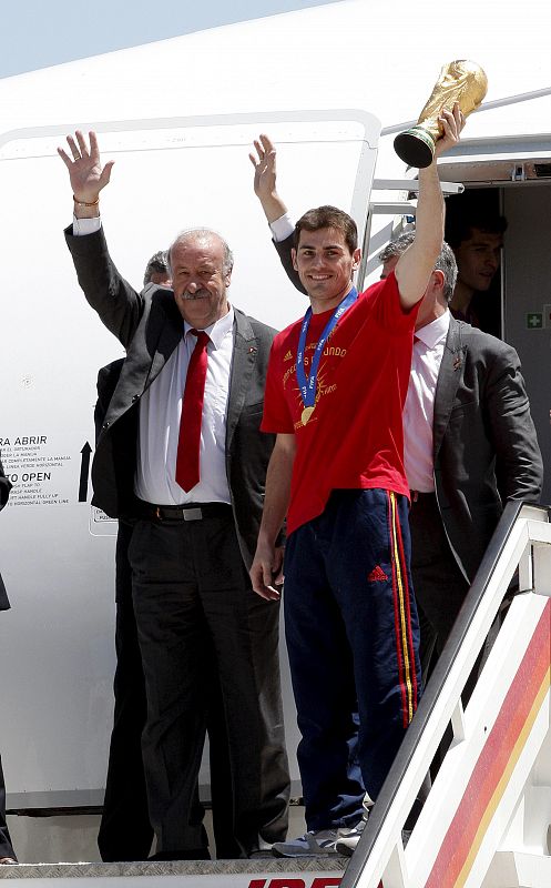 Del Bosque y Casillas en la puerta del avión