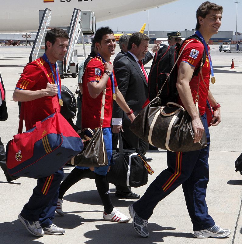 Los jugadores de la selección española, de izda a dcha, Juan Mata, David Villa y Fernando Llorente, tras aterrizar