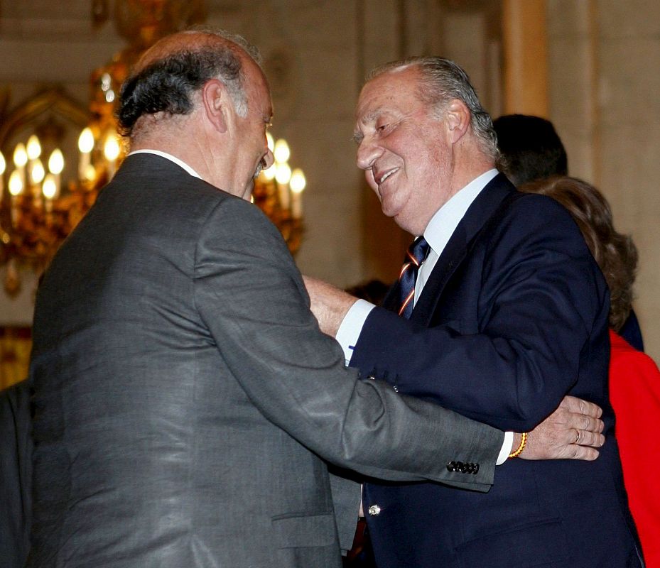 El entrenador de la selección española Vicente del Bosque ha recibido un afectuoso abrazo del Rey durante la recepción que Sus Majestades han ofrecido al combinado nacional en el Palacio Real.