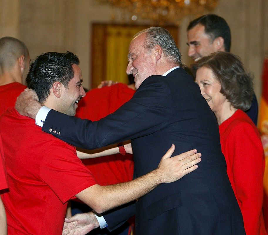 El Rey saluda a Xavi Hernández.